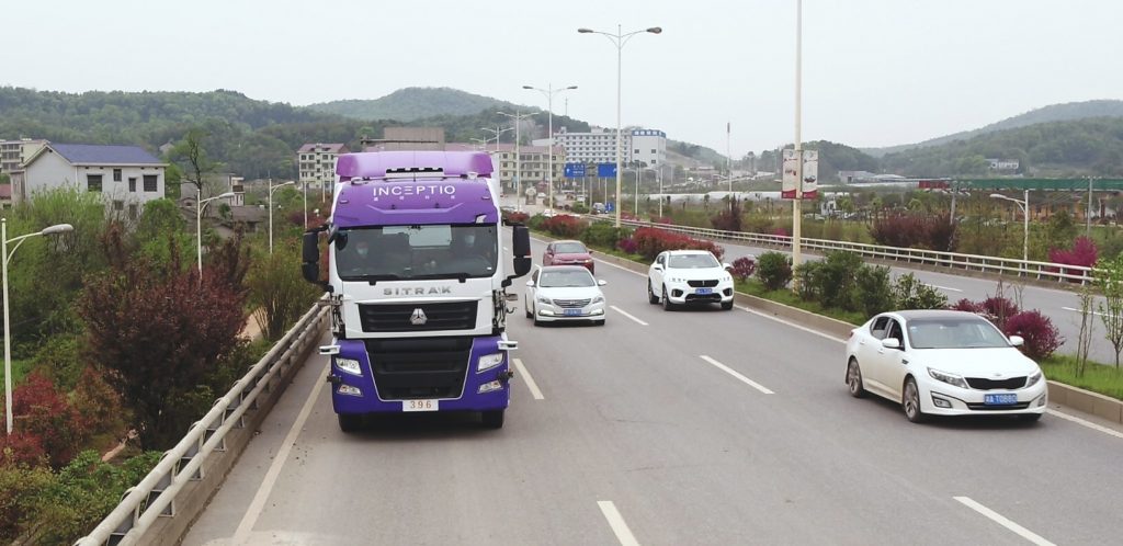 汽车在公路上行驶
描述已自动生成